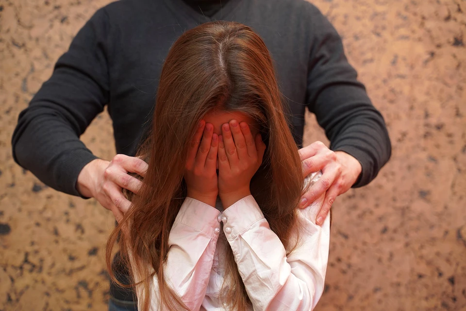 Жителю Москвы предъявили обвинение в изнасиловании собственной дочери-подростка.