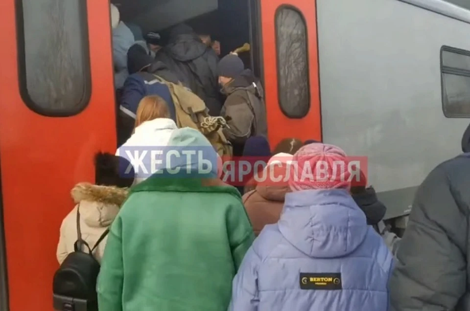Беременная женщина едва не пропустила прием у врача из-за переполненного людьми «Орлан». ФОТО: группа "Жесть Ярославль" ВКонтакте