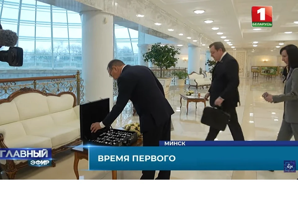 Рассказали о специальном черном чемоданчике перед приемной Лукашенко. Фото: стоп-кадр | видео "Беларусь 1".