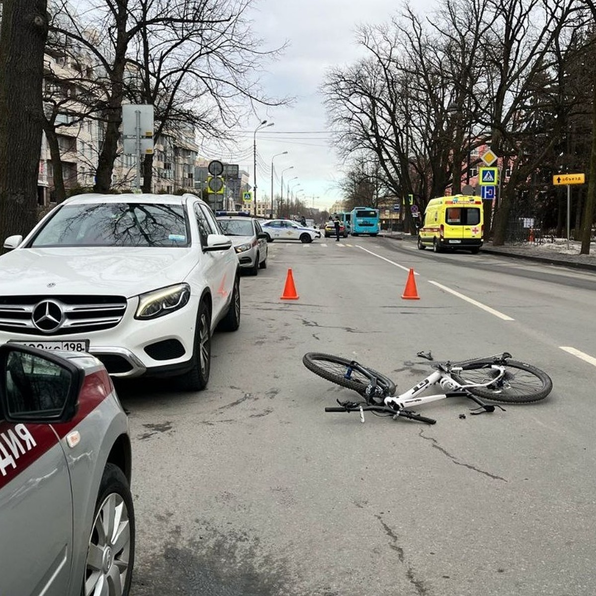 Полиция показала видео смертельного ДТП на Крестовском с участием Mersedes  и велосипедиста - KP.RU