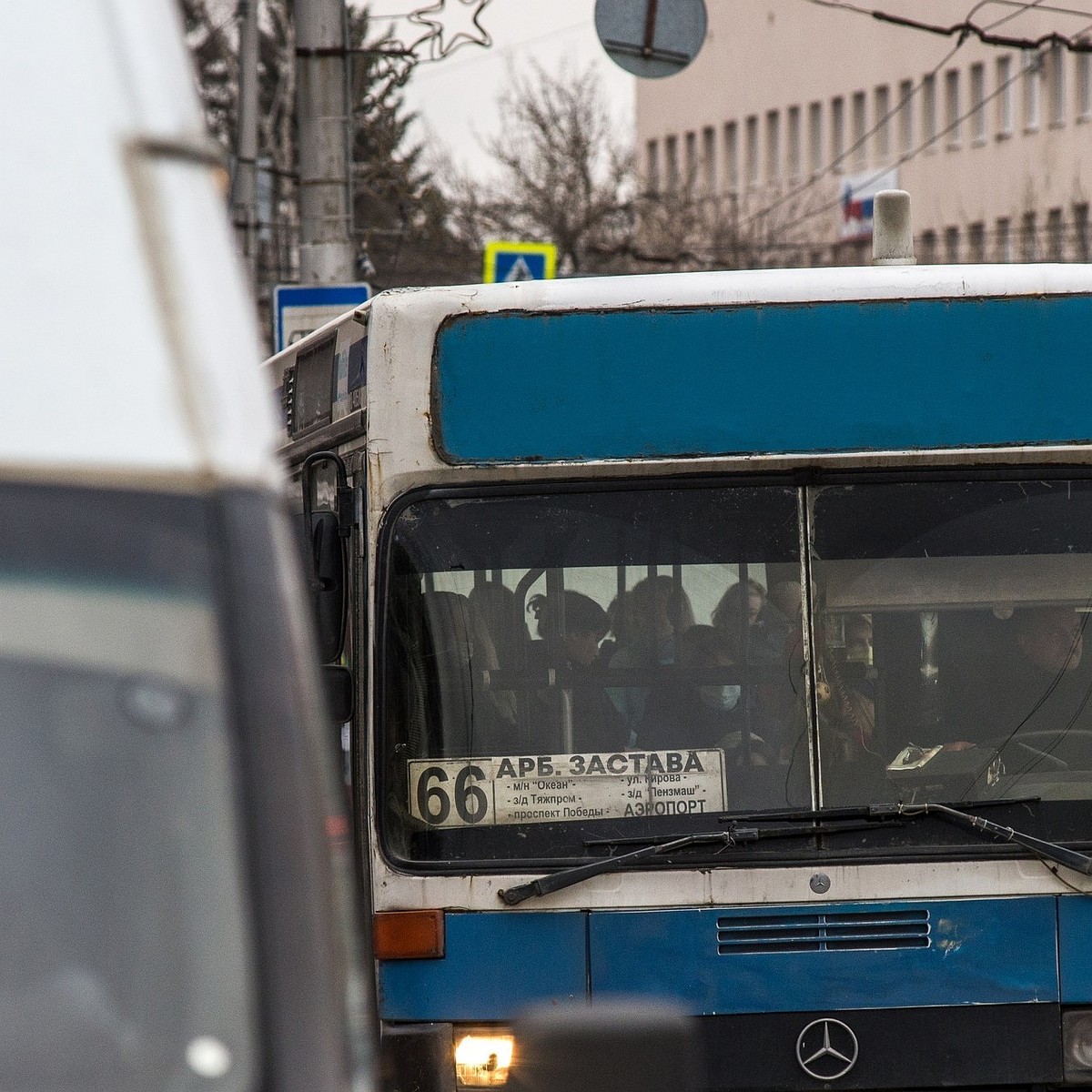 В Пензе кондуктор автобуса набросилась на пассажирку - KP.RU