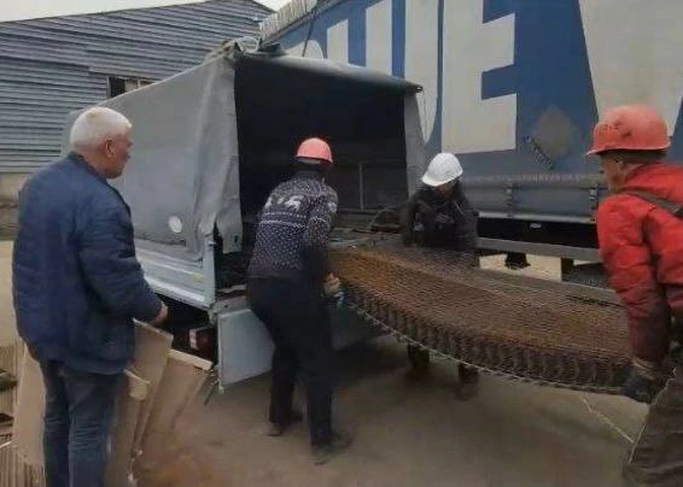 Трубы и сетку для создания противодроновой защиты автомобилей Херсонского направления собрали крымчане. ФОТО: Народный фронт Республики Крым