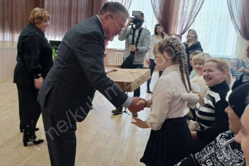 Детям вручили ноутбуки. Фото: ТГ/Кулемзин