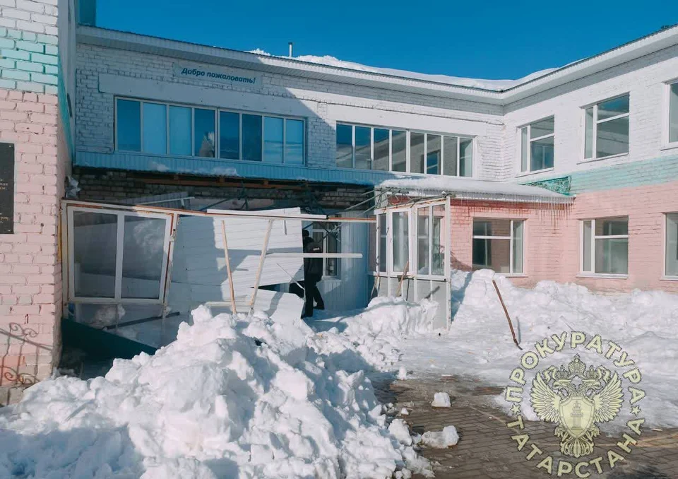 В результате схода снега пострадала одна ученица. Фото: Прокуратура РТ