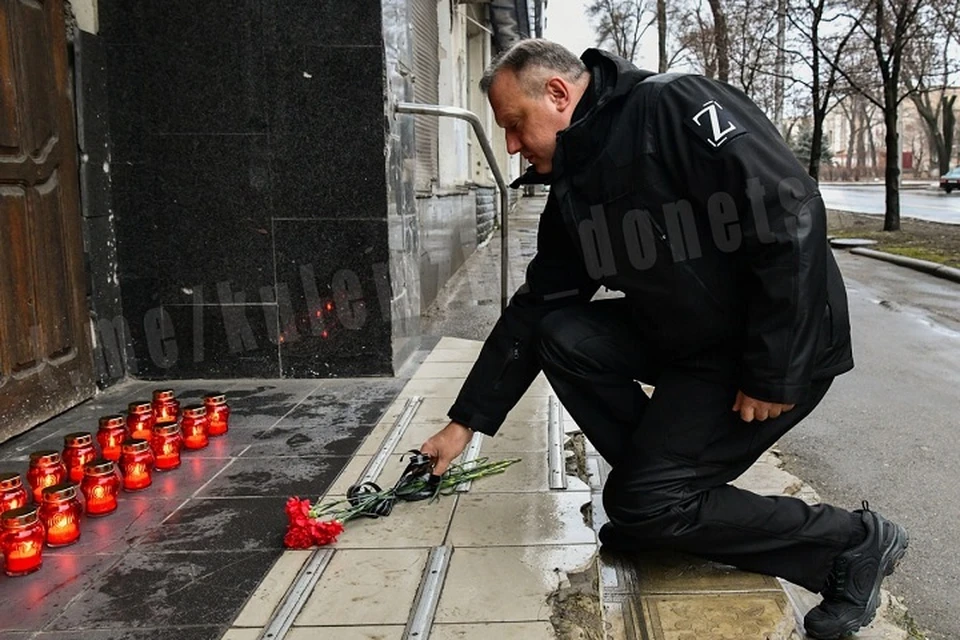 В Донецке почтили память жертв удара украинской ракетой «Точка-У» в 2022 году. Фото: ТГ/Кулемзин