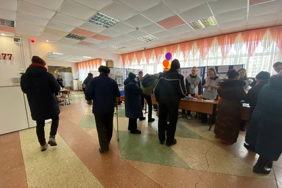 Первый день выборов президента России начался с ажиотажа на избирательных участках в Хабаровске