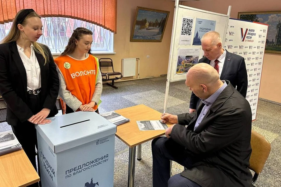 Депутат Госдумы Николай Валуев проголосовал на выборах президента России в Петербурге.
