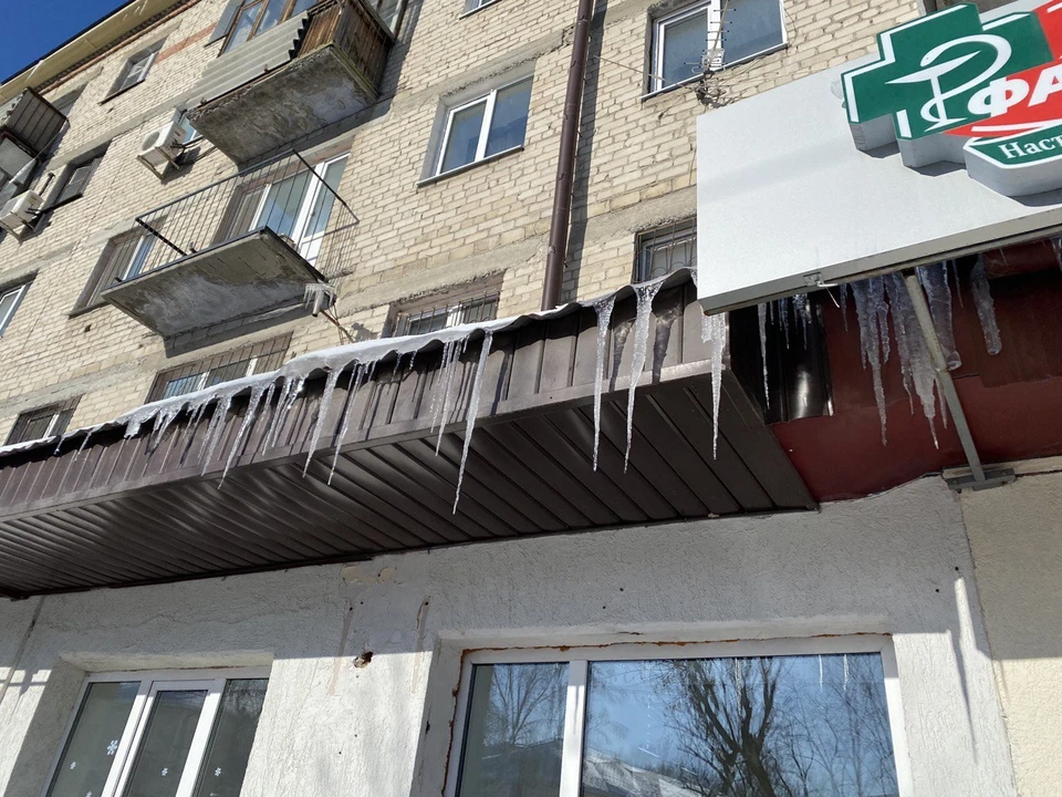 Монтажник упал с высоты 4-го этажа во время очистки крыши от сосулек здания ТюмГУ.