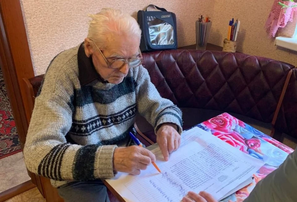 Иван Филиппович проголосовал у себя дома. Фото - телеграм-канал Избирательной комиссии ЛНР