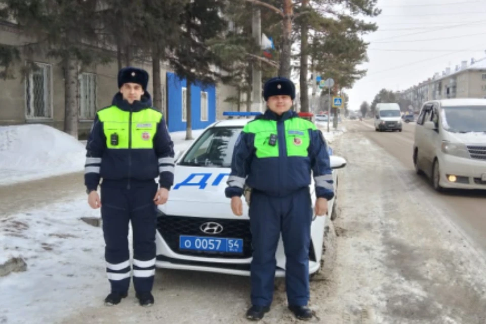 Экипаж ДПС помог замерзающим пассажирам. Фото: ГУ МВД по Новосибирской области