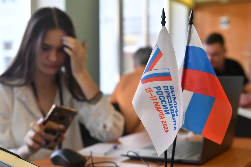 Голосующий вылил зеленку на дверь избирательного участка в Москве