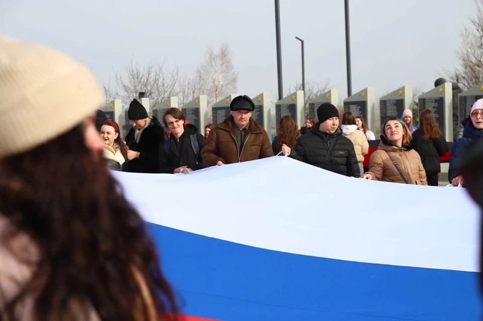 Молодежь организовала грандиозный флешмоб на Саур-Могиле