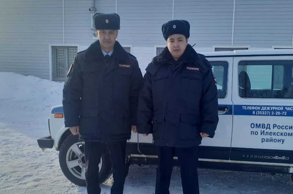 В Илеке полицейские Адыльхан Голямов и Алик Тюлюгенев спасли замерзающего мужчину