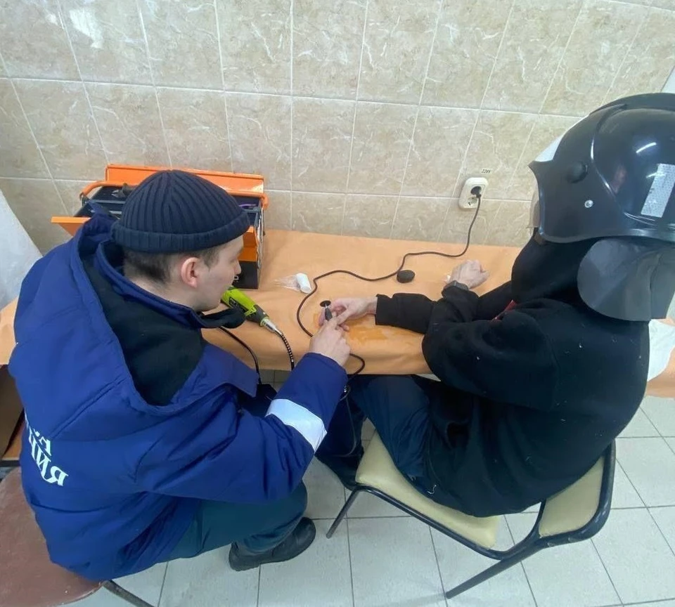 В Ульяновске спасатели распилили кольцо прямо на пальце мужчины. Фото Управления гражданской защиты Ульяновска