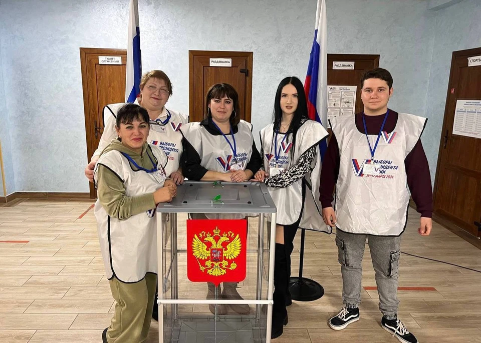 Представители участковых комиссий одеты в гражданскую одежду и носят соответствующие обозначения в виде накидки или значков. ФОТО: Избирком ХО