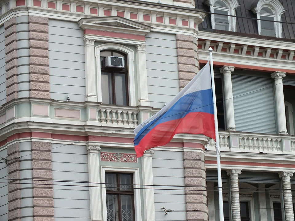 Все подходы к российскому посольству перекрыли полицейские