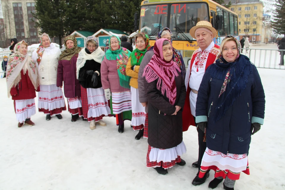 Сыктывкарцы проводили зиму под дождём, но с песнями и танцами. Фото автора.