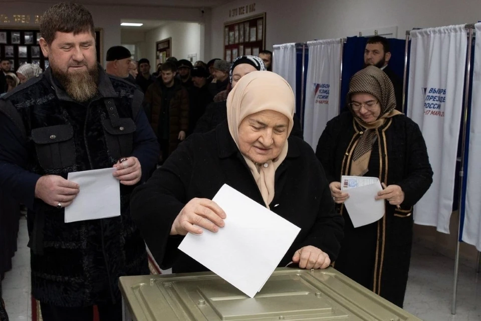 Глава Чечни Рамзан Кадыров голосовал вместе с мамой и старшими детьми. Фото: пресс-служба главы ЧР