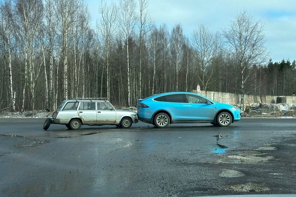«Лада» влетела в задний бампер новенькой «Теслы» в Петербурге. Фото: t.me/Megapolisonline