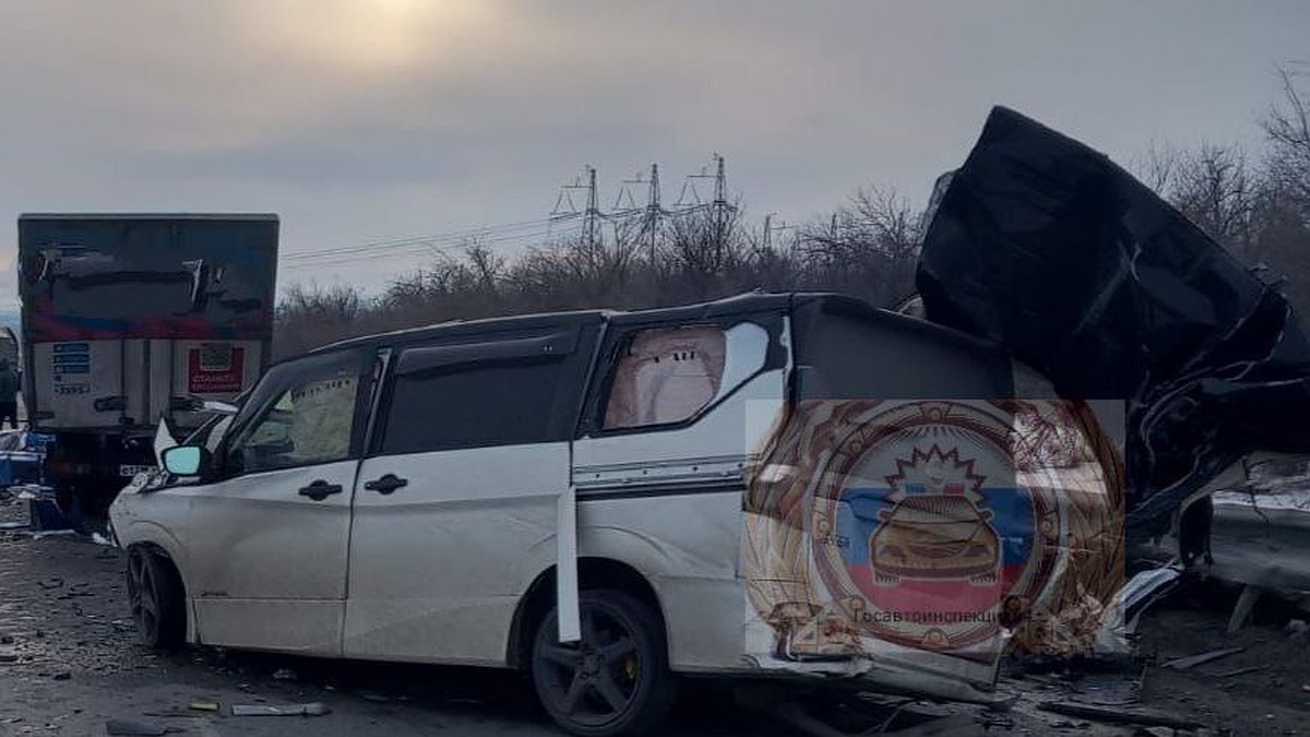 В Вольском районе произошло смертельное ДТП с участием трех автомобилей -  KP.RU