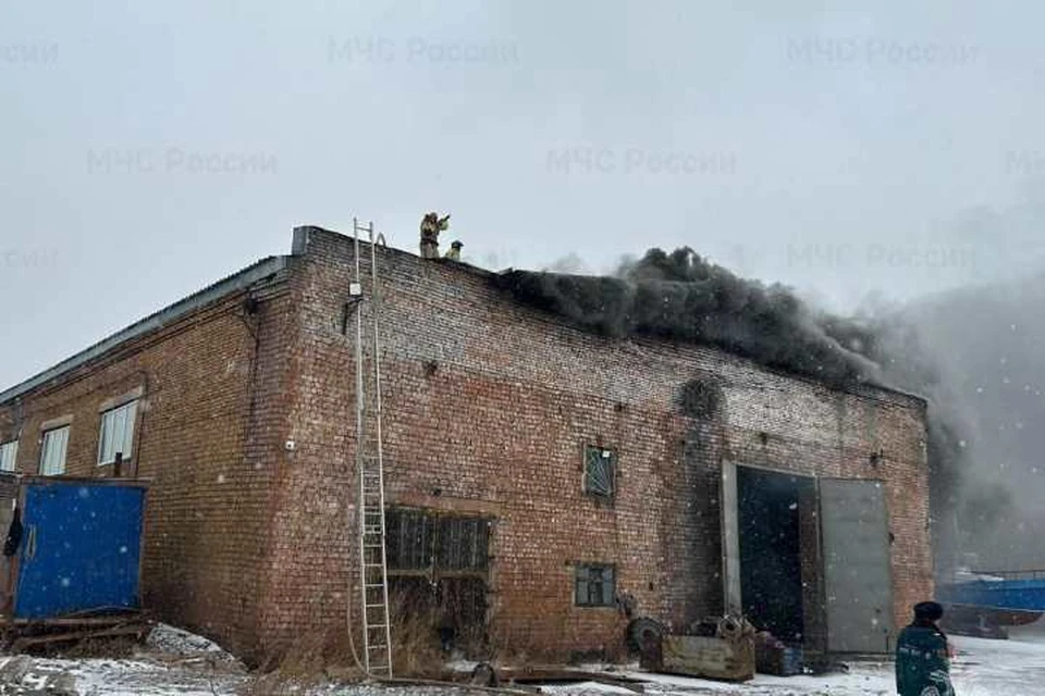 В Братске пожарные потушили горящий ангар на промплощадке