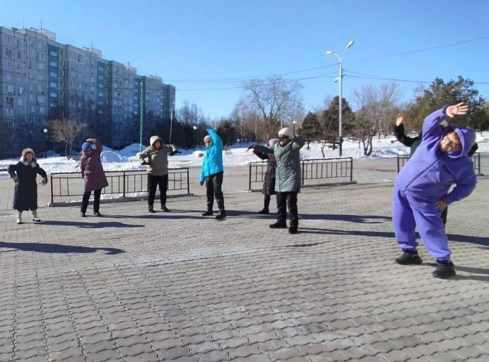 Оздоровительную зарядку провели для пенсионеров в Хабаровске Фото: администрация Хабаровска