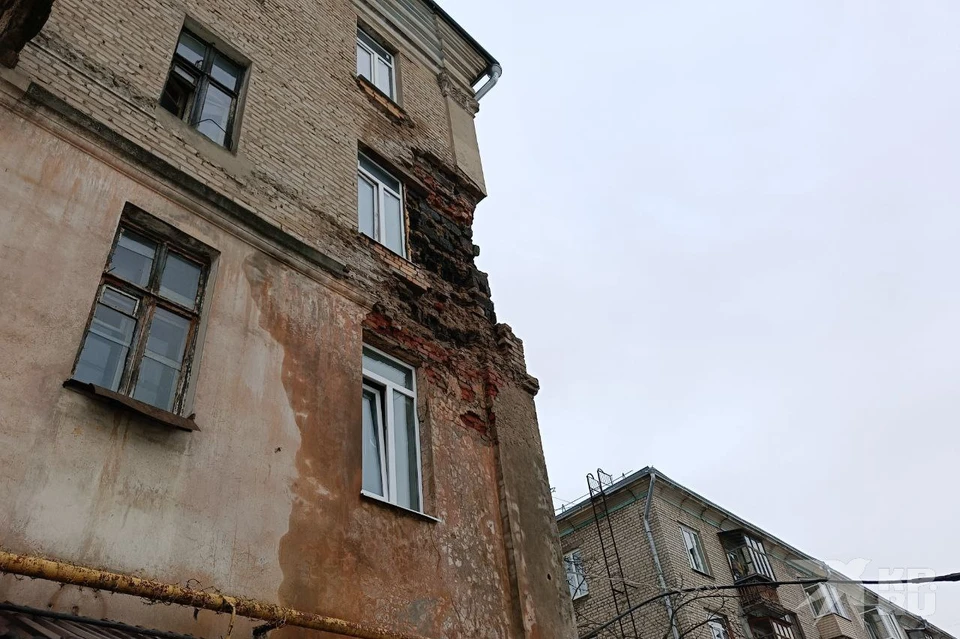 Страшный, но жилой дом в Рязани продолжает разрушаться.