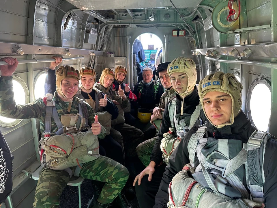 Кадеты совершили прыжки с парашютом. Фото - телеграм-канал Луганского кадетского корпуса