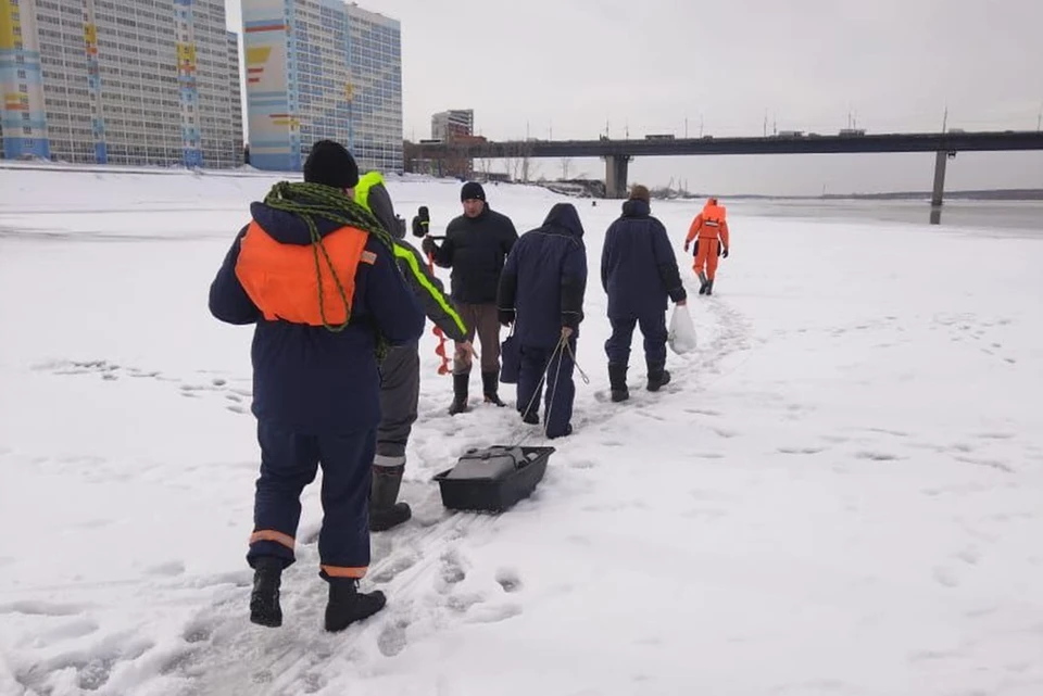 Спасатели вывели со льда рыбаков. Фото: МАСС