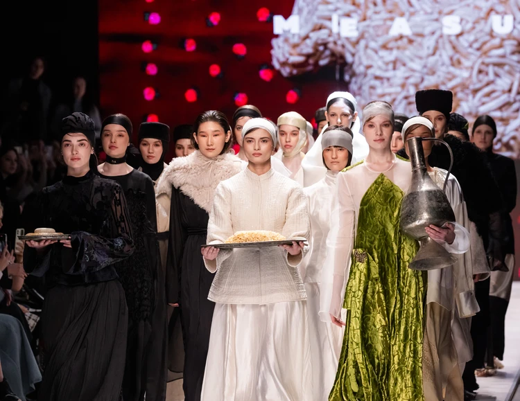 Традиции, Кавказ и Крайний Север: на Московской неделе моды показали коллекции, вдохновленные национальными мотивами