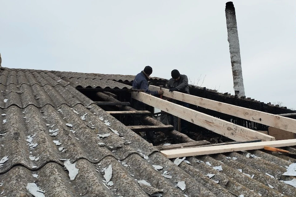 Жительнице села Семеновка помогли отремонтировать крышу дома после пожара Фото: Каховская администрация