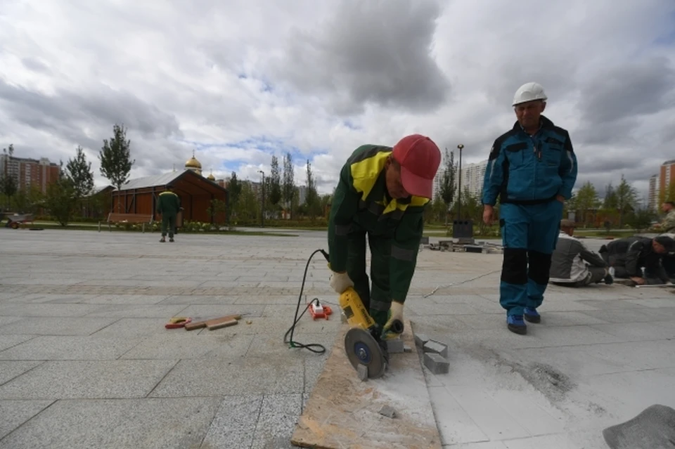 В Ростове-на-Дону подрядчики заменят тротуар на Театральной площади за 1,5 млн рублей
