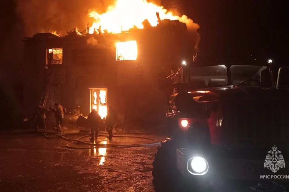 Пожар в строительном магазине тушили всю ночь