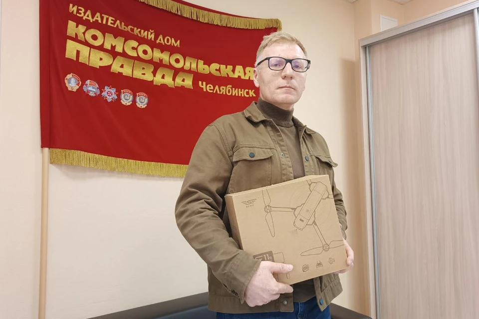 Илья Володин с квадрокоптером сына в офисе челябинского филиала «КП».