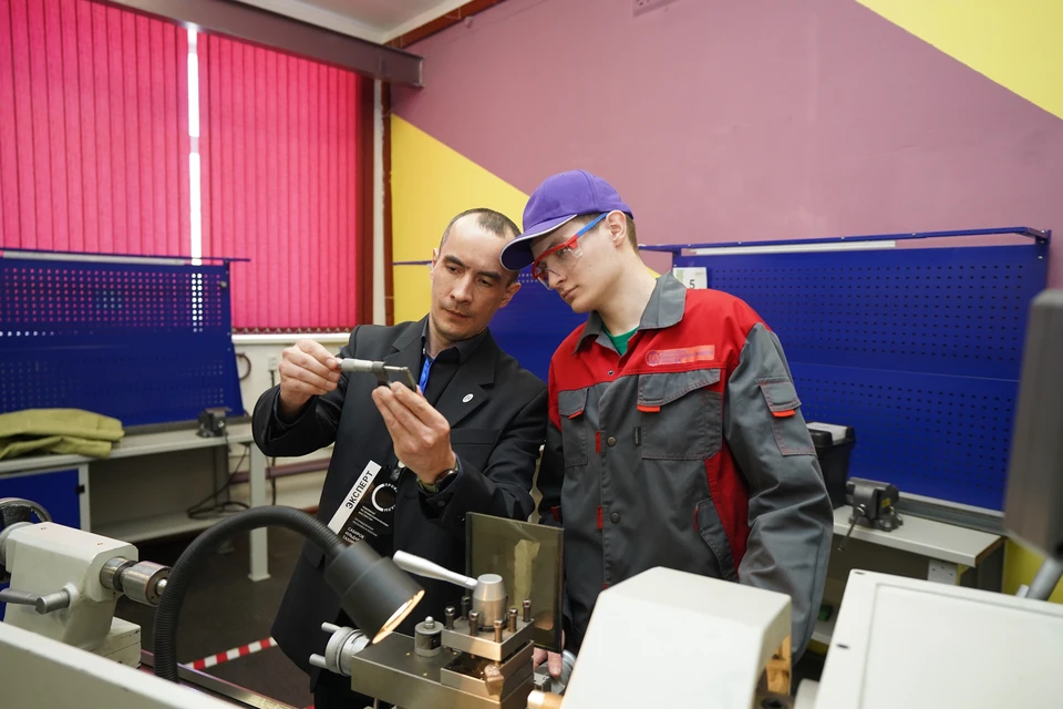 На фото Ильдар Сабиров (справа) и Дмитрий Майер, студент Соликамского технологического колледжа. Фото: филиал «Азот» АО «ОХК «Уралхим».