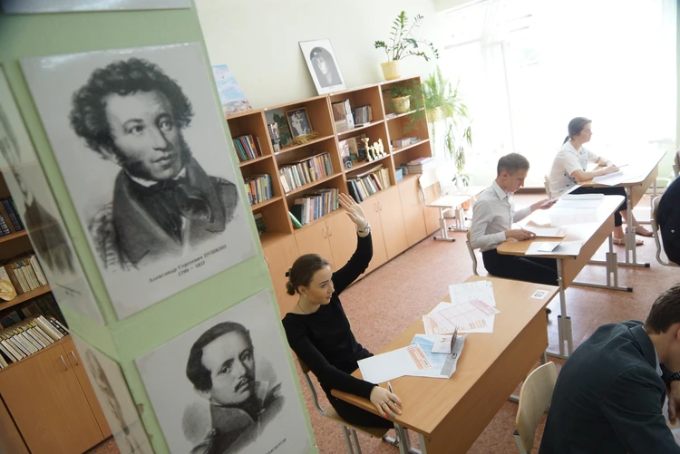 Интересные факты ко Дню поэзии: Россияне назвали любимое стихотворение и любимого поэта
