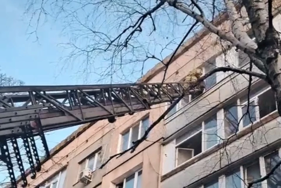Луганские пожарные эвакуировали из горящего дома 7 человек. Фото - МЧС ЛНР