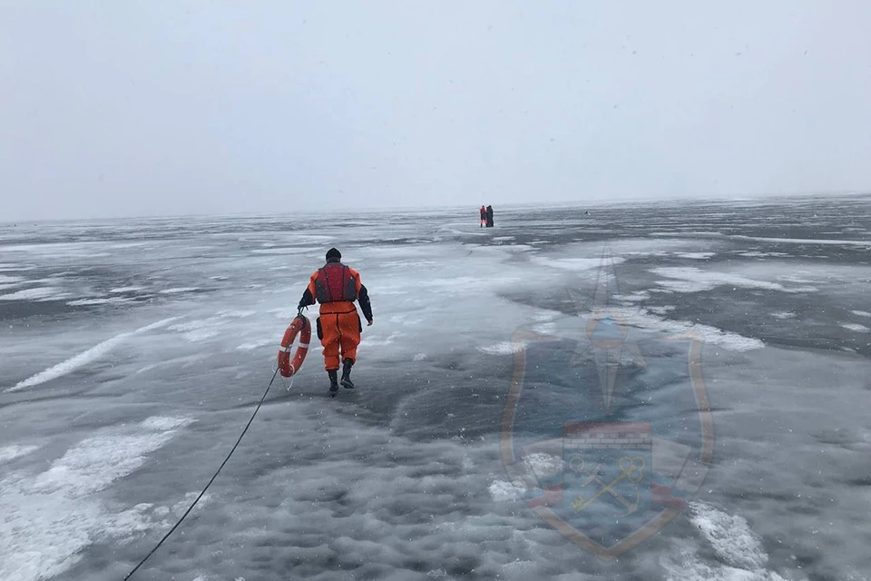 Двое рыбаков провалились под лед Ладожского озера около острова Заячий. Фото: t.me/acclenobl