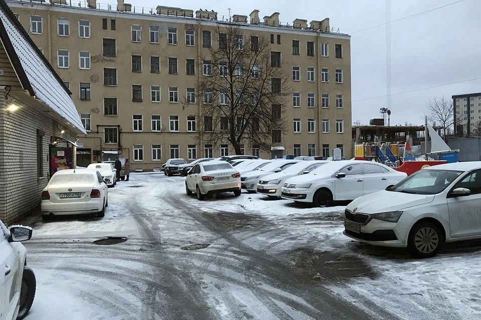 Пенсионерка крестила автомобили и проклинала прохожих