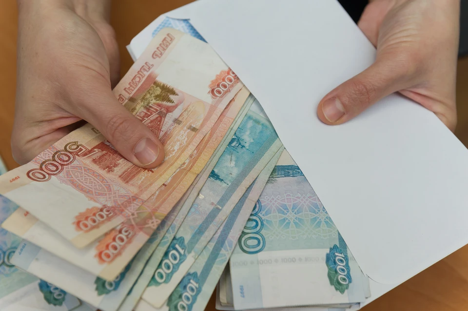 Экс-таможеннику дали два года условно за взятки в 162 тысячи рублей в Петербурге.