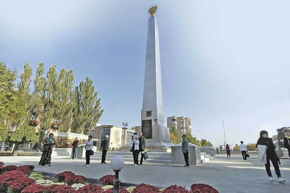 Теперь на главной площади города красуется стела «Город воинской славы».