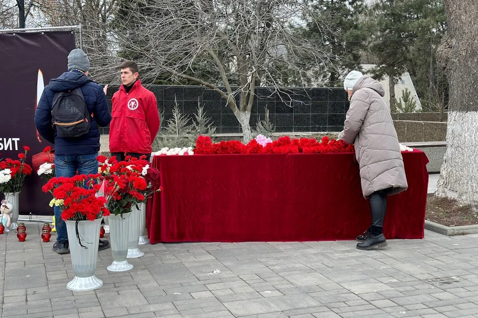 Ростовчане несут цветы к стихийному мемориалу в парке Горького.