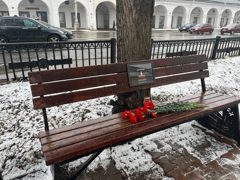 С раннего утра костромичи несут цветы к мемориалу памяти в Ботниковском сквере