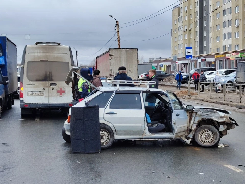 ДТП произошло с участием трех автомобилей. Фото: ГИБДД УМВД России по г. Твери