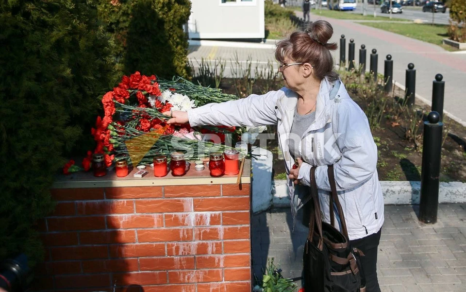 Люди продолжают нести цветы к посольству России в Кишиневе (Фото: соцсети).