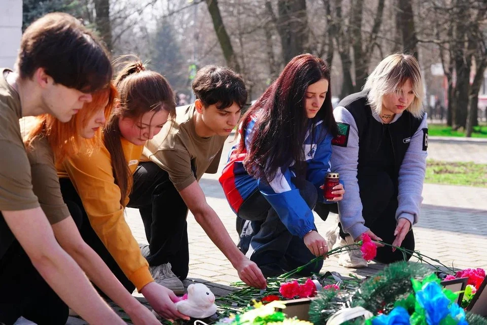 Жители Запорожской области почтили память погибших в результате теракта в «Крокус Сити Холл». ФОТО: тг-канал Евгения Балицкого