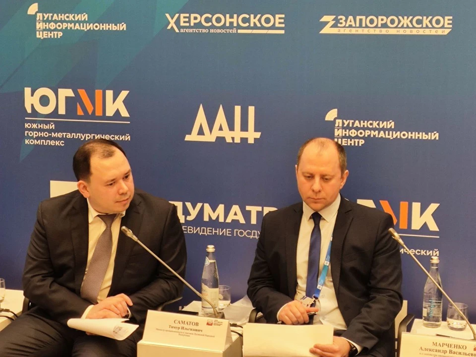 Министр промышленности и торговли ЛНР Тимур Саматов (слева) рассказал о мерах поддержки в регионе