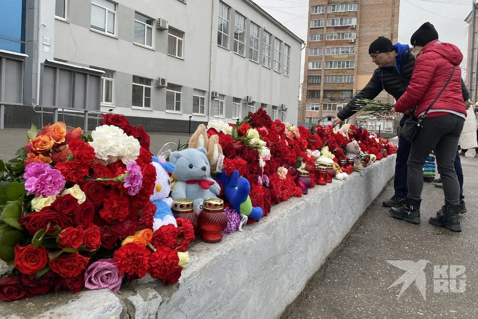 Десятки рязанцев несут цветы к МКЦ, где находится стихийный мемориал.