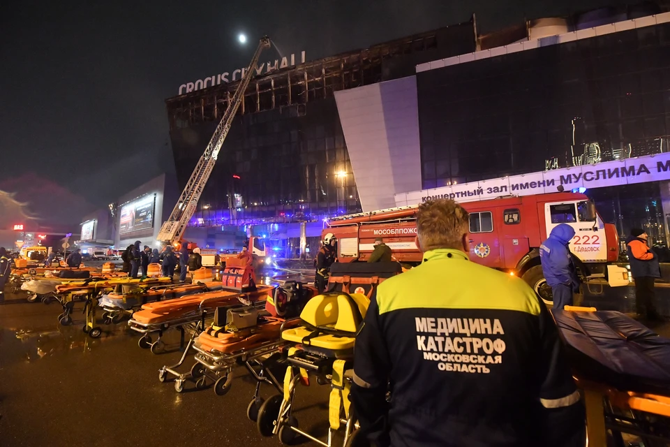 Власти Москвы и Подмосковья сообщили о решении выплатить единовременную материальную помощь семьям погибших и пострадавшим в теракте.