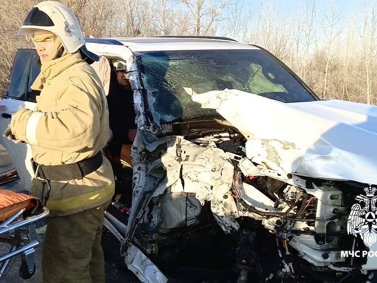 В Новоорском районе столкнулись грузовик, легковой автомобиль и скорая  помощь - KP.RU